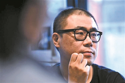 石一楓，1979年生于北京，1998年考入北京大學中文系，文學碩士。著有長篇小說《漂洋過海來送你》《入魂槍》《心靈外史》《借命而生》等，小說集《世間已無陳金芳》《特別能戰斗》等。曾獲魯迅文學獎、馮牧文學獎、十月文學獎、百花文學獎、《小說選刊》年度獎·中篇小說獎等，作品入選年度“中國好書”、中國小說學會年度好小說榜單等。