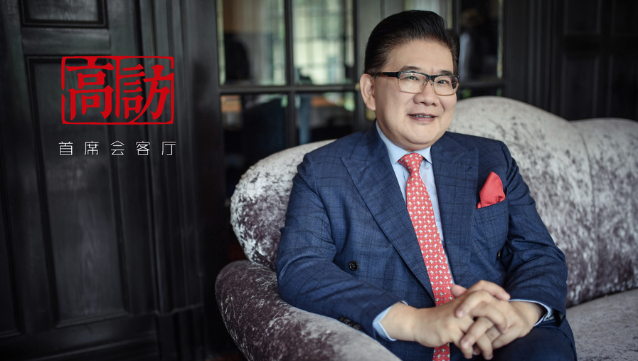 曹可凡：1963年7月27日生于上海，江蘇無錫人，1991年畢業(yè)于上海第二醫(yī)科大學(xué)（現(xiàn)上海交通大學(xué)醫(yī)學(xué)院），獲碩士學(xué)位。1987年開始業(yè)余參與主持電視節(jié)目，1995年任東方電視臺(tái)專職主持人，1997年獲全國播音主持“金話筒獎(jiǎng)”。現(xiàn)任上海廣播電視臺(tái)節(jié)目主持人、同濟(jì)大學(xué)客座教授。