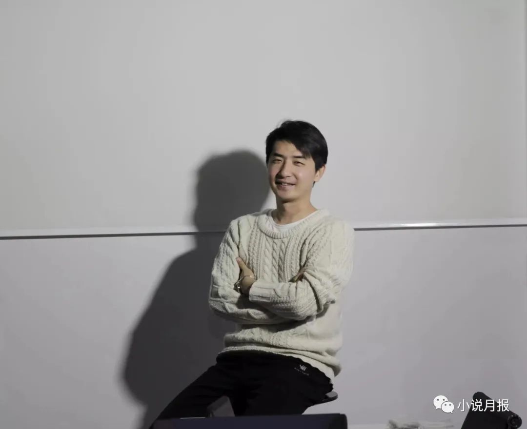 哥舒意，青年作家，魯迅文學院第十四屆中青年高研班學員。已出版《惡魔奏鳴曲》《中國孩子》等多部長篇。作品多次在《收獲》《萌芽》《青年文學》《上海文學》《小說界》《山花》等文學雜志發表。