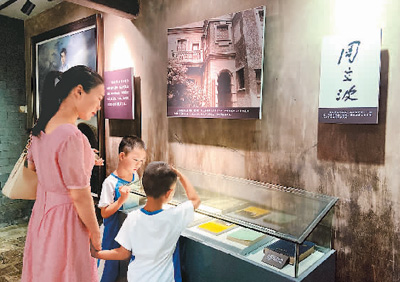 自開(kāi)放以來(lái)，周立波故居紀(jì)念館年均接待游客超過(guò)40萬(wàn)人次。圖為游客在展廳內(nèi)觀看陳列的周立波文學(xué)作品。