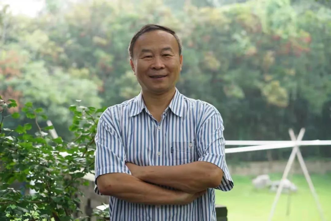 許晨，中國作家協會會員，中國報告文學學會理事，山東省作協原副主席，青島市作協名譽主席。出版有《人生大舞臺——“樣板戲”啟示錄》《琴聲如訴》《山海閩東》，以及海洋紀實三部曲《第四極：中國蛟龍號挑戰深?！贰兑粋€男人的海洋》《耕海探洋》等多部報告文學和散文集，被譽為“海洋作家”。榮獲第七屆魯迅文學獎、第五屆冰心散文獎、第三屆中國工業文學大賽一等獎等獎項。
