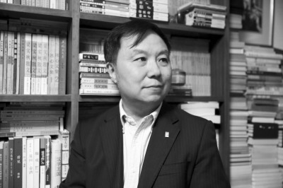 汪家明，曾任山東畫報出版社總編輯、生活·讀書·新知三聯書店副總編輯、人民美術出版社社長