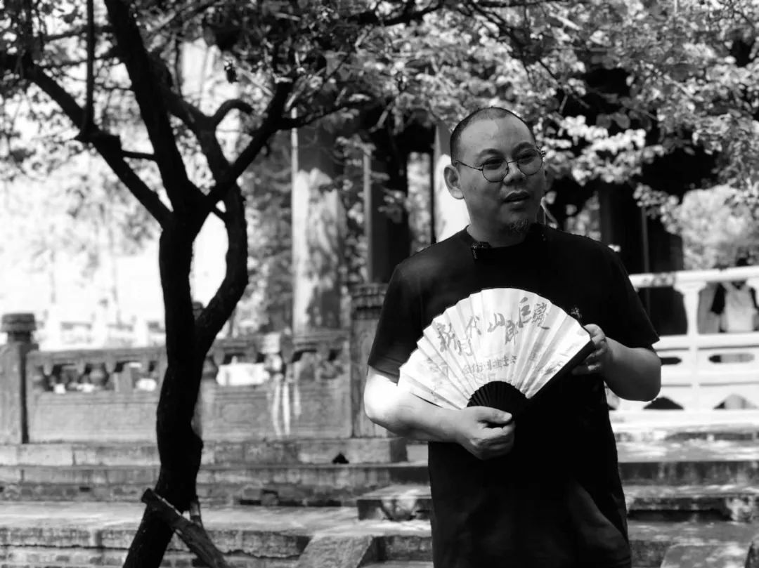 王十月，70后小說家。《作品》雜志社社長總編，泥石流文學獎發(fā)起人。著有長篇小說《無碑》《收腳印的人》《如果末日無期》《米島》《活物》等，小說集《國家訂單》《人罪》等數十種。獲第五屆魯迅文學獎，《人民文學》年度中篇小說獎、《中國作家》鄂爾多斯文學獎，《小說選刊》年度中篇小說獎，百花文學獎等。多次上榜中國小說學會年度小說榜，中國散文學會年度散文榜及各類好書榜。