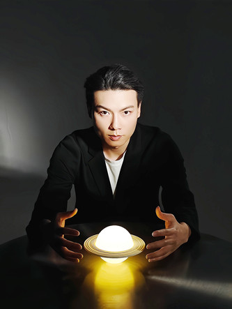 陳楸帆：作家，編劇，翻譯。中國作協科幻文學委員會副主任，代表作有《荒潮》《人生算法 》等