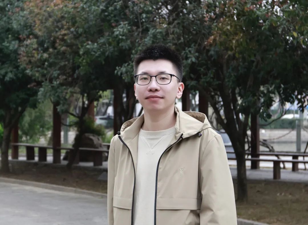 薛超偉 2014年畢業于復旦大學MFA創意寫作班。作品散見于多種文學刊物，已出版小說集《隱語》。薛超偉稱，“文學是孤獨者的創造”這句話特別令他動容，他秉持著“我可以孤獨一輩子”的想法進行寫作。采訪中他談到閱讀經典書籍對他的創作影響很大，“將傳統文化與當下銜接，會呈現出獨特的意境”。