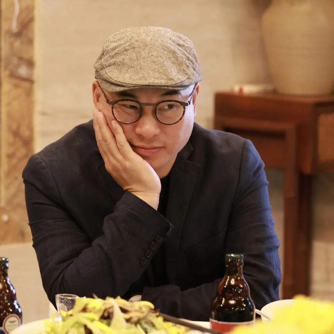 本期嘉賓：  鐘二毛，瑤族，湖南人，現居深圳。中國作協會員。在《當代》《民族文學》《中國作家》等文學期刊發表大量作品，并多次被《小說月報》《小說選刊》《中篇小說選刊》轉載。出版有長篇小說《小中產》《小浮世》，中短篇小說集《回鄉之旅》《舊天堂》等10余部。曾獲《小說月報》百花文學獎、《民族文學》年度獎、《青年文學》城市文學排行榜獎等。編劇、導演電影作品《死鬼的微笑》獲第60屆美國羅切斯特國際電影節電影獎。