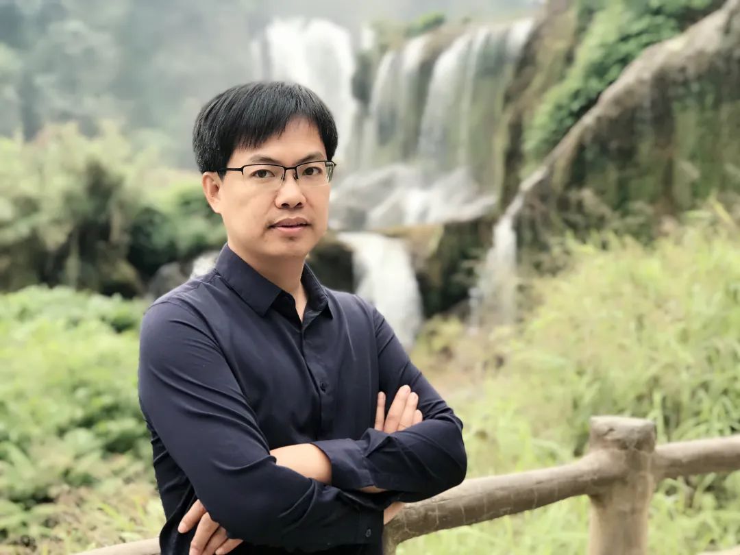 陳培浩，1980 年6 月出生，現為福建師范大學文學院教授、博士生導師，福建師大現代漢詩研究中心副主任。兼任中國現代文學館特邀研究員、廣東省文學評論創作委員會副主任、花城文學院簽約評論家。近年已在《文學評論》《中國現代文學研究叢刊》等重要學術刊物及《人民日報》《文藝報》等權威報紙發表論文近百篇。論文多次被《新華文摘》《人大復印資料》等平臺全文轉載。主持或參與國家及省部級研究項目多項。已出版《歌謠與中國新詩》《互文與魔鏡》《正典的窄門》《迷舟擺渡》《阮章競評傳》等著作。獲第十一屆唐弢青年文學研究獎、《當代作家評論》《中國當代文學研究》優秀論文獎、華語青年作家獎·新批評獎等獎項。