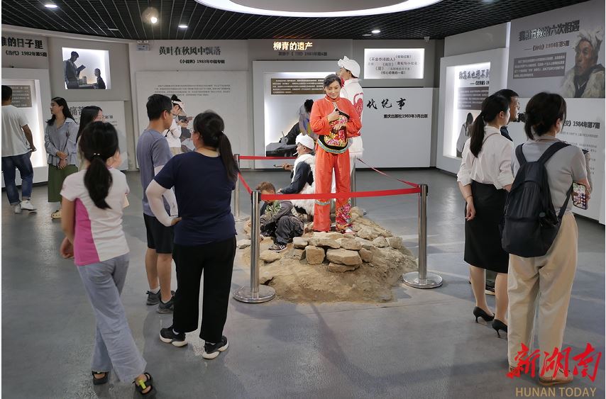 清澗縣石嘴驛鎮(zhèn)王家堡村路遙紀念館內(nèi)，游客在參觀。