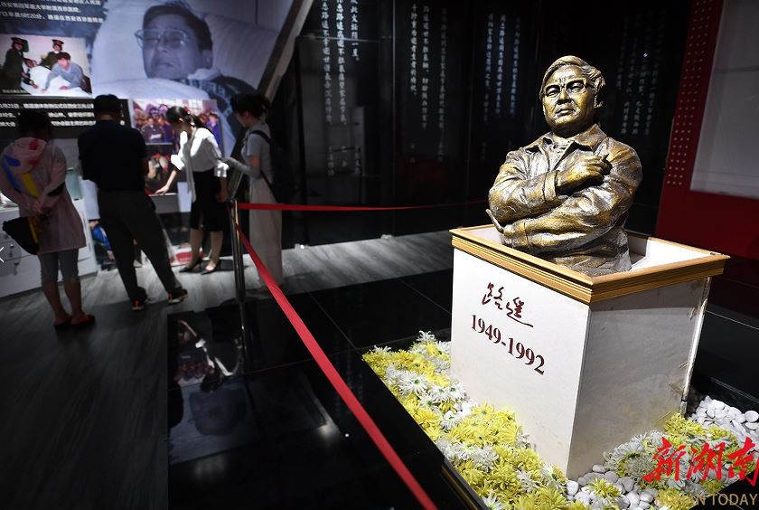 清澗縣石嘴驛鎮(zhèn)路遙紀念館路遙雕像。