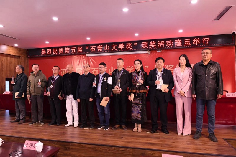 孟玉玲(右二）、黃風(右一）、王夏（左四）為優秀獎獲得者頒獎