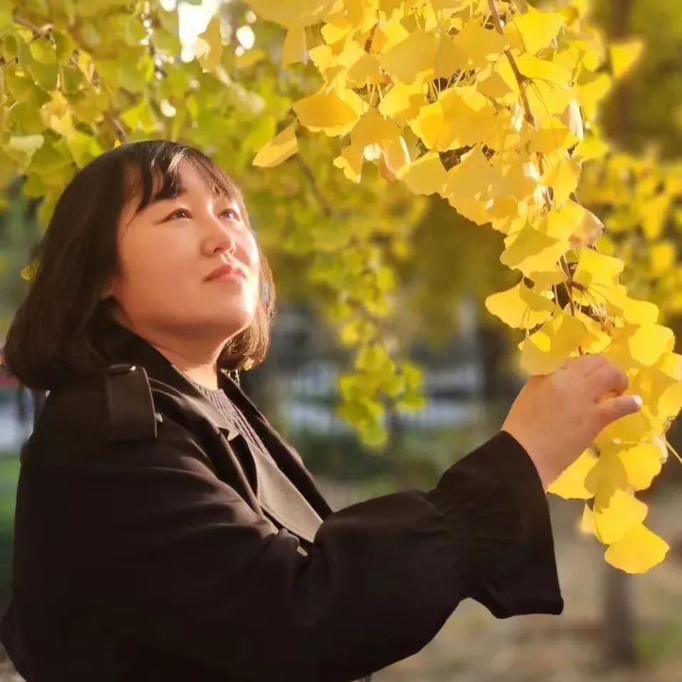 劉云芳， 中國作家協(xié)會會員，河北文學(xué)院簽約作家。作品主要發(fā)表于《北京文學(xué)》《天涯》《青年文學(xué)》《散文》《散文選刊》等報(bào)刊。曾兩次獲得香港青年文學(xué)獎，并獲得孫犁散文獎雙年獎、孫犁文學(xué)獎、河北文藝貢獻(xiàn)獎。已出版散文集《木頭的信仰》《給樹把脈的人》《陪你變成魚》，童話《奔跑的樹枝馬》《老樹洞婆婆的故事》。