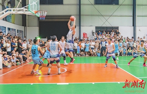 8月16日晚，汨羅市三江鎮體育館，火熱的“村BA”球賽吸引眾多八景村民前來助威