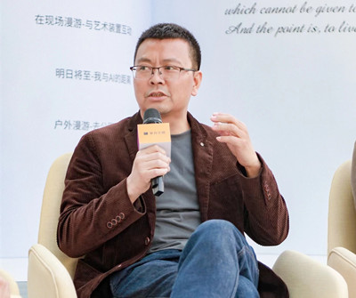 李宏偉，四川江油人，現居北京。著有詩集《你是我所有的女性稱謂》，長篇小說《國王與抒情詩》《灰衣簡史》《引路人》，小說集《假時間聚會》《暗經驗》《雨果的迷宮》等。曾獲郁達夫小說獎、吳承恩長篇小說獎、十月文學獎等獎項，作品入選收獲文學榜、揚子江評論文學榜等榜單。
