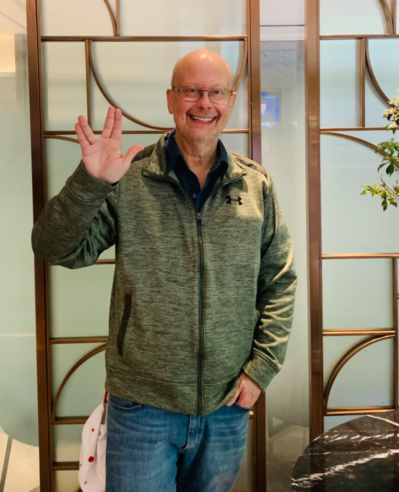 采訪后，羅伯特·索耶擺出了《星際迷航》中瓦肯人的見面禮手勢。程千千 攝