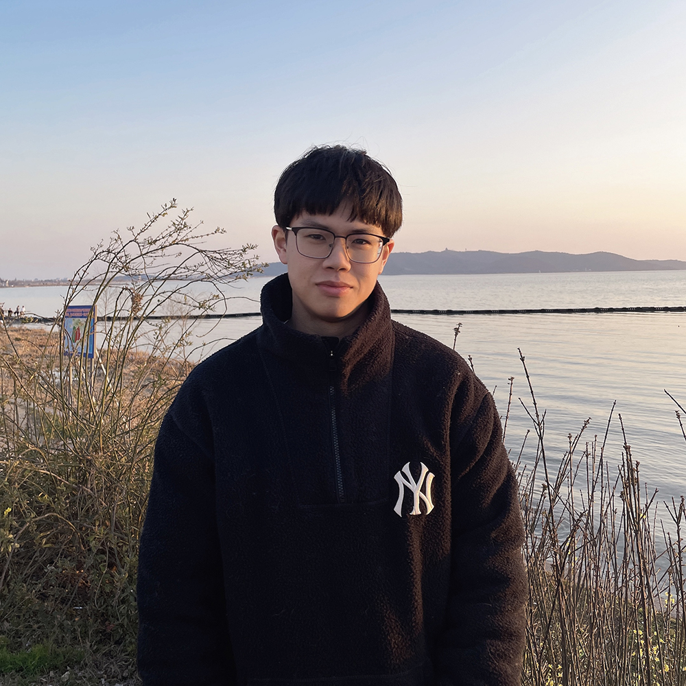 周于旸，1996年生，江蘇蘇州人。小說(shuō)發(fā)表于《人民文學(xué)》《十月》《小說(shuō)界》等期刊