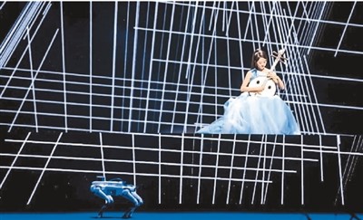 　“未來音樂會”上，作品《方圓》由演奏家演奏中阮，結合機器狗運動，融合AI和計算機音樂等技術。 　　本報記者 林子涵攝