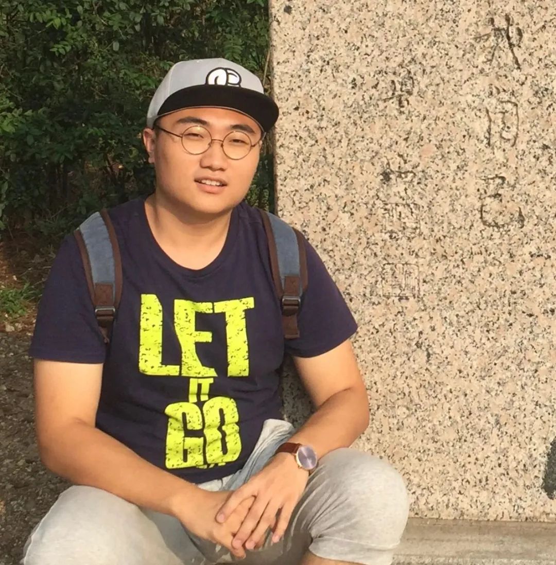 史玥琦，一九九六年生于長春，武漢大學文學學士，復旦大學創意寫作碩士，現為北京師范大學文學創作專業博士研究生。小說、詩歌見《收獲》《作品》《青年文學》《詩刊》《星星》《北京文學》等，獲第二屆京師-牛津“青年文學之星”金獎、第四十七屆香港“青年文學獎”等獎項。南京市青春文學人才計劃簽約作家，創辦有貓頭鷹小說社、野草莓觀影會。