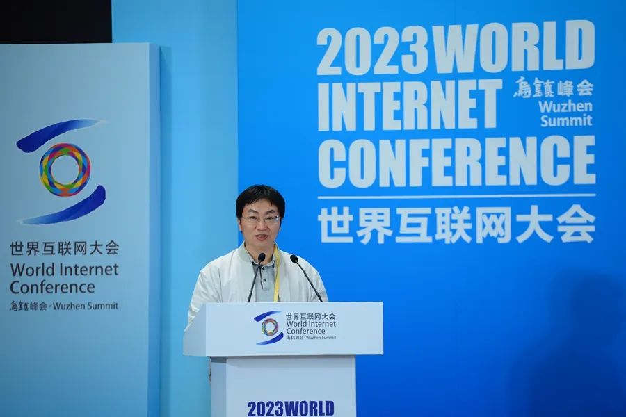圖為網絡作家代表愛潛水的烏賊作主旨演講。（新華網 陳競超 攝）