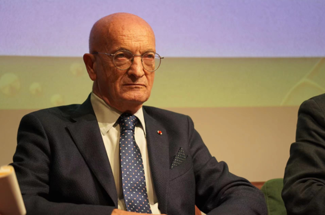 喬瓦尼·多托利，法意雙語詩人，芝加哥大學、巴黎高等師范學院、卡利亞里大學及阿圖瓦大學（阿拉斯校區）客座教授；意大利國際作協成員，法國國際作協管理委員會成員，創辦并主編多種叢書和雜志。出版三卷本法語詩集《我，生活》和兩卷本意大利語詩集《巔峰玫瑰》，作品被譯成多種語言，曾獲“莫利納洛獎”“歐洲桑戈爾獎”“丹特獎”等，獲法國學術界棕櫚葉司令勛章、法國榮譽軍團軍官勛章、法蘭西文學院大獎等榮譽。