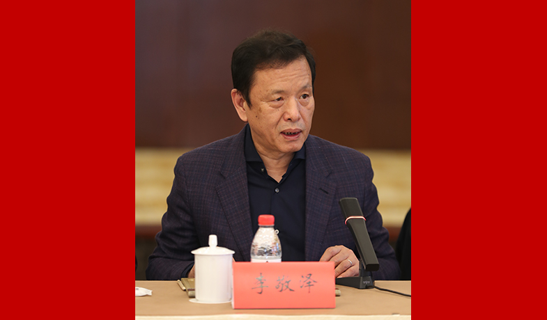 中國作協黨組成員、副主席、書記處書記李敬澤主持會議