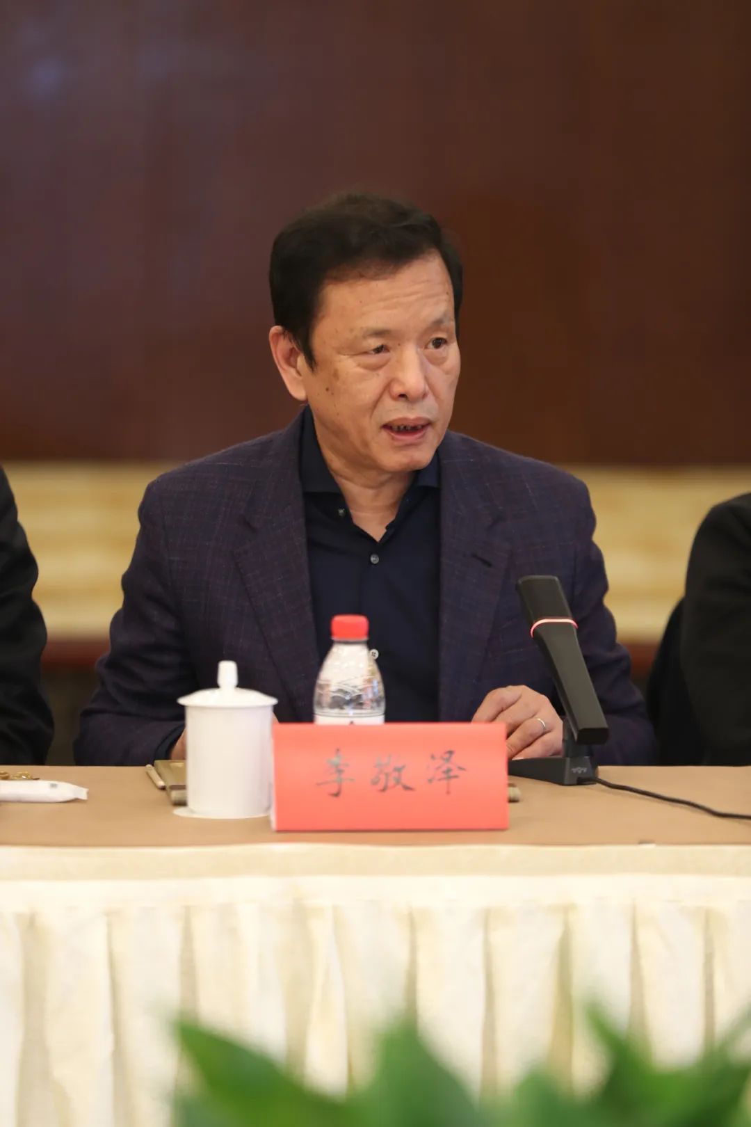 中國作協黨組成員、副主席、書記處書記李敬澤主持會議