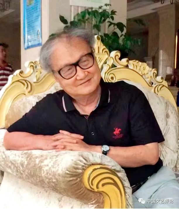 孫紹振簡介：1936年生，祖籍福建長樂，1960年畢業(yè)于北京大學中文系，先后在北京大學中文系、華僑大學中文系任教，1973年奉調(diào)至福建師范大學中文系。1990年至1995年，赴德國、美國、中國香港等多所大學進修、講學、客座研究。現(xiàn)為福建師范大學文科資深教授、博士生導(dǎo)師，首批全國高校黃大年式教師團隊領(lǐng)銜專家。2021年，福建師范大學獲批教育部基礎(chǔ)學科拔尖學生培養(yǎng)計劃2.0基地——“孫紹振中國語言文學拔尖學生培養(yǎng)基地”。    1953年開始發(fā)表作品。1981年發(fā)表的《新的美學原則在崛起》作為當代新詩發(fā)展的重要文獻進入中國文學史。出版《文學創(chuàng)作論》《論變異》《美的結(jié)構(gòu)》《文學性講演錄》《名作細讀》《文學文本解讀學》等學術(shù)專著三十余部，散文集《美女危險論》等多部。在《中國社會科學》《文學評論》《文學遺產(chǎn)》《文學理論研究》《語文建設(shè)》等國內(nèi)權(quán)威刊物及香港報刊上發(fā)表學術(shù)論文三百多篇，其他短評、雜文、散文、小說、詩歌數(shù)百篇。學術(shù)及創(chuàng)作成果多次獲得教育部高等學校科學研究優(yōu)秀成果獎、全國性學會一等獎。曾任中國文藝理論學會副會長、福建省作家協(xié)會副主席、義務(wù)教育課程標準初中語文教材（北京師范大學出版社版）和海峽兩岸合編高中語文教材主編，為國內(nèi)著名文學評論家、文藝理論家、語文教育專家和幽默演講家。