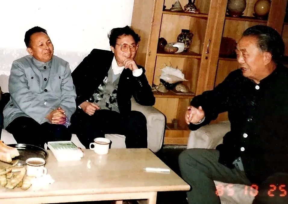 1985年，孫紹振(中間)與謝冕(左一)、艾青(右一)