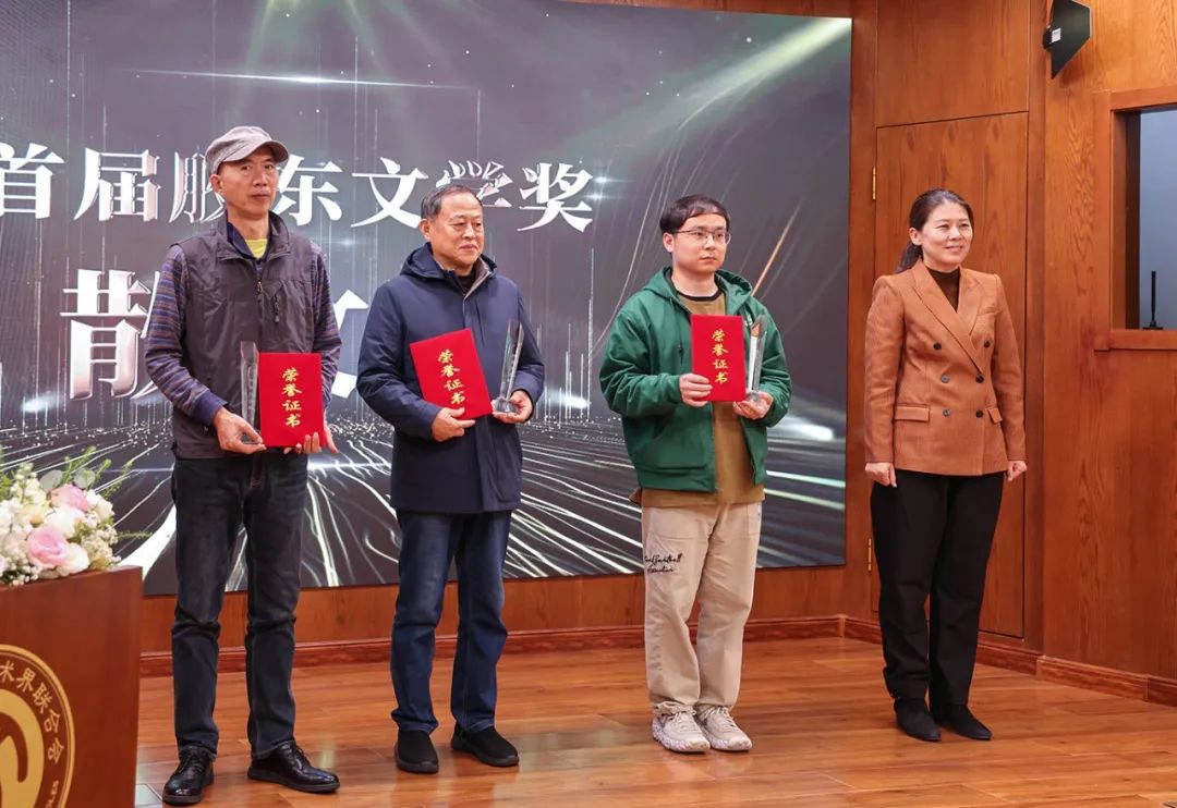 煙臺市副市長隋子林（右一）  為散文獎獲得者耿立、綦國瑞  郭發(fā)仔（代領）頒獎