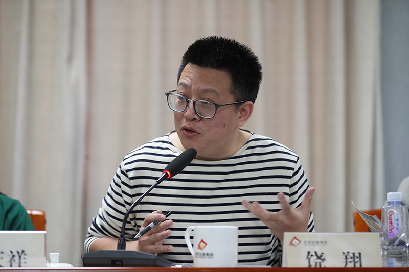 饒翔在會上發(fā)言