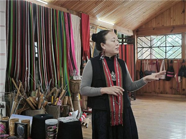 佤族織錦非遺傳承人李憲蘭講解佤族織錦的歷史與傳承。2021年，西盟佤族織錦技藝被列為第五批國家級非物質文化遺產代表性項目名錄。在西盟印象佤族織錦非遺工坊內，佤族織錦非遺傳承人李憲蘭的佤錦產品琳瑯滿目，“佤族織錦織進的是佤族人民的性格和故事。這幾年，通過不斷嘗試，我們生產的佤族織錦在保留古老的佤族織錦技藝的同時，融入了更多顏色、技藝及創新理念，推出一批更符合現代審美需求的產品，從而達到提高佤族織錦的使用價值和傳播維度的效果，讓佤族織錦更被當下消費者所喜愛。”李憲蘭說。