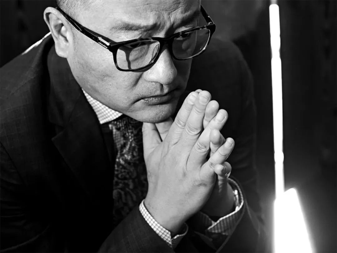 王小帥，中國獨立電影先鋒導演、編劇，畢業(yè)于北京電影學院導演系?！肚嗉t》《左右》《地久天長》《闖入者》等代表作在戛納、柏林、威尼斯等國際影展屢獲殊榮，是最具國際影響力的中國導演之一。曾獲柏林電影節(jié)最佳編劇獎，著有散文書信集《薄薄的故鄉(xiāng)》。