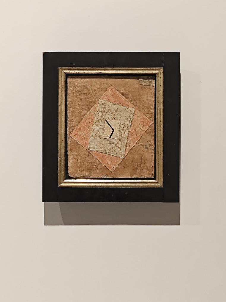 克利作品《時間》描繪了一只沒有標識數字、表盤不翼而飛、只剩指針的鐘表。一長一短兩枚指針,孤零零地“懸浮”于三塊中心重合又交錯放置的方形紗布上。層疊的構圖與材質文物般陳舊的質感令人不禁對“鐘表”是否早已失靈心生疑問。而指針指向的時間同樣令人生疑,它已“停在”某一刻,或將不受控制地指向何方?一切懸而未決。《時間》當然訴說著克利生活的動蕩和對未知的擔憂,但絕不僅僅止步于此,它試圖喚醒的是更為久遠的歷史記憶,探討著存在與時間的本質。