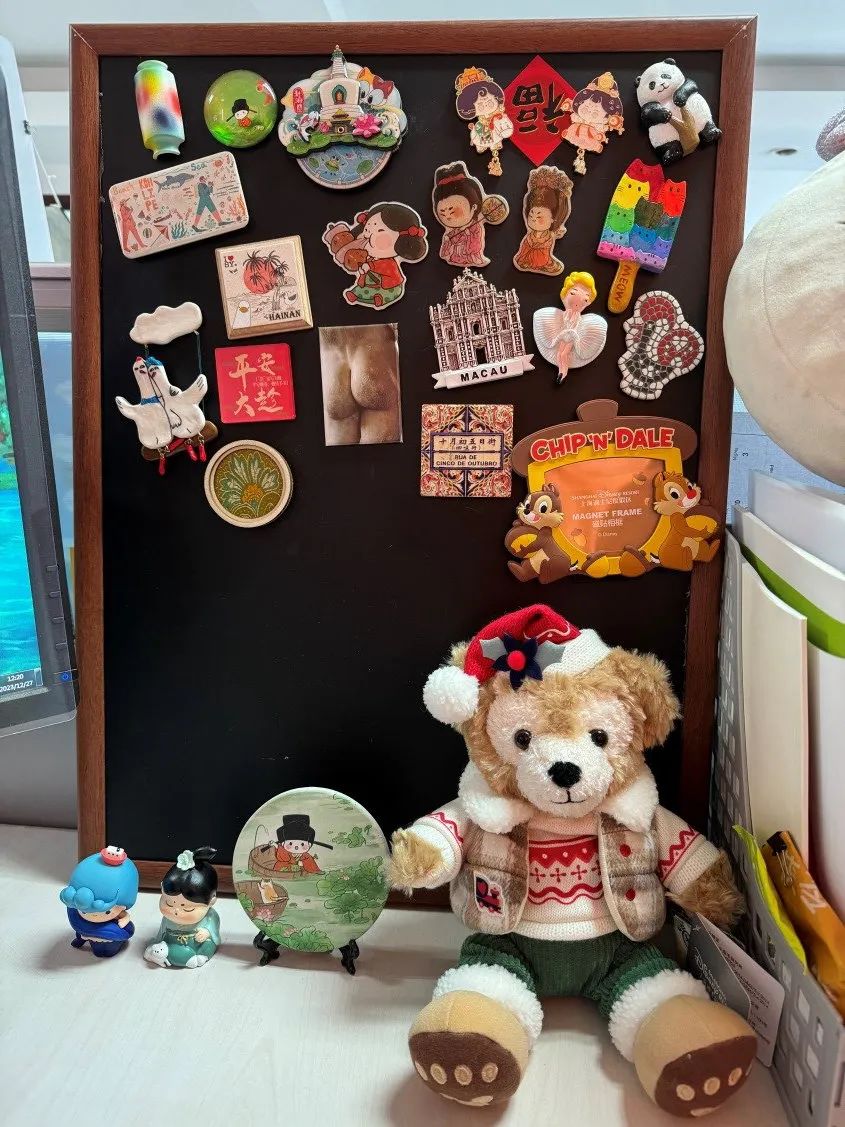 辦公桌一角的冰箱貼小黑板,是朋友和自己從各地帶回來的愛與新知