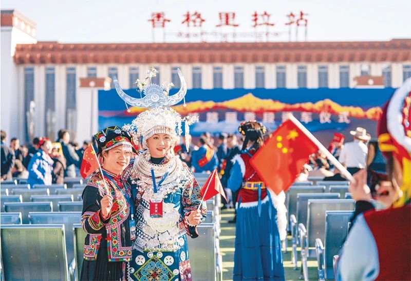 2023年11月26日，麗江至香格里拉鐵路開(kāi)通運(yùn)營(yíng)。麗香鐵路起自云南省麗江市玉龍納西族自治縣麗江站，接入云南省迪慶藏族自治州香格里拉市香格里拉站，穿越青藏高原橫斷山區(qū)腹地，途經(jīng)多個(gè)民族聚集地。圖為麗香鐵路開(kāi)通當(dāng)日，參加通車儀式的少數(shù)民族代表拍照留念。 新華社記者 陳欣波/攝