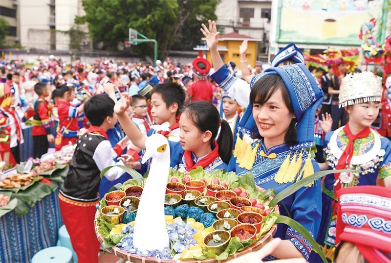 2023年4月20日，廣西南寧市逸夫小學(xué)舉行2023“壯族三月三”暨“鑄牢中華民族共同體意識(shí)”主題教育活動(dòng)。色彩繽紛的民族服裝、民族風(fēng)情濃郁的歌舞表演、多種多樣的特色美食，讓校園處處洋溢著歡樂(lè)。 新華社記者 周華/攝