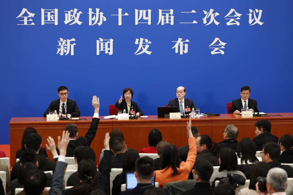 3月3日，全國政協十四屆二次會議新聞發布會在北京人民大會堂舉行。大會新聞發言人劉結一向中外媒體介紹本次大會有關情況并回答記者提問。這是記者在發布會上舉手提問。新華社記者 金立旺 攝