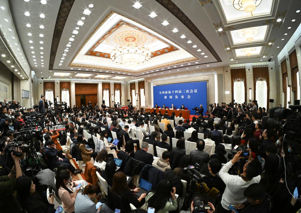 3月3日，全國政協十四屆二次會議新聞發布會在北京人民大會堂舉行。大會新聞發言人劉結一向中外媒體介紹本次大會有關情況并回答記者提問。?新華社記者 陳曄華 攝