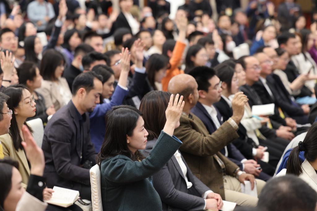 3月3日，全國政協十四屆二次會議新聞發布會在北京人民大會堂舉行。大會新聞發言人劉結一向中外媒體介紹本次大會有關情況并回答記者提問。這是記者在發布會上舉手提問。?新華社記者 邢廣利 攝