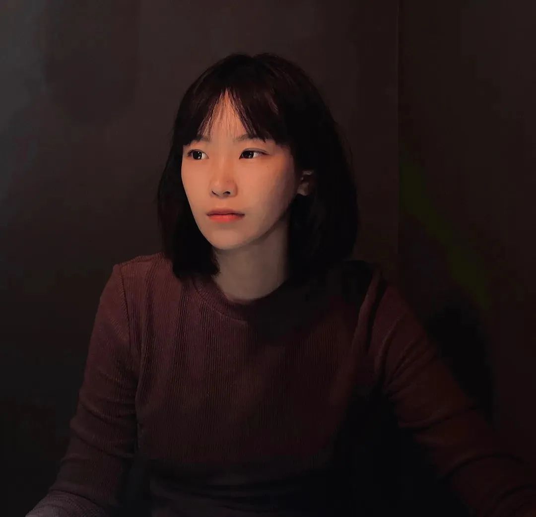 楊知寒，生于1994，作品見于《人民文學(xué)》《當(dāng)代》《花城》等，獲人民文學(xué)新人獎(jiǎng)、華語(yǔ)青年作家獎(jiǎng)、寶珀理想國(guó)文學(xué)獎(jiǎng)、“《鐘山》之星"年度青年作家獎(jiǎng)等。出版小說集《一團(tuán)堅(jiān)冰》《黃昏后》。