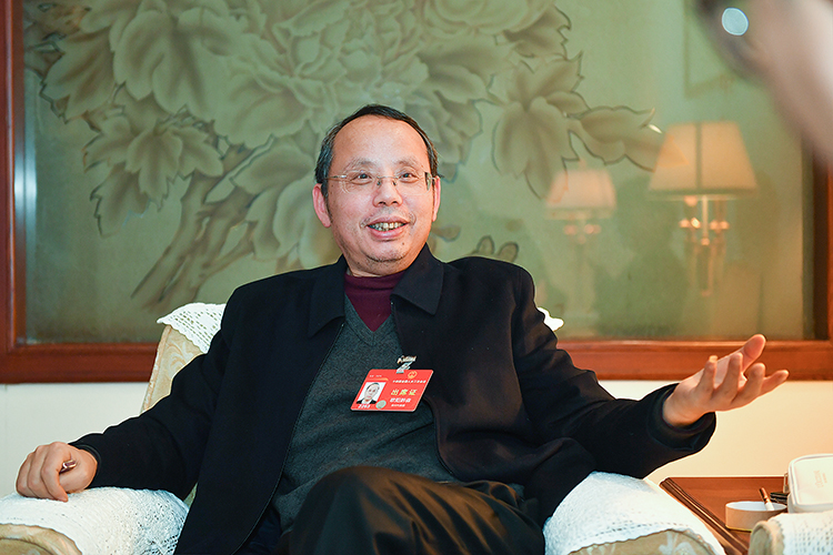 全國(guó)人大代表歐陽(yáng)黔森