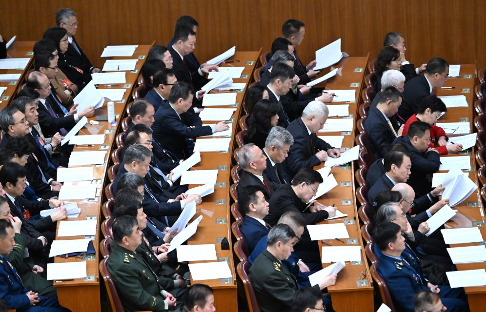 3月7日，全國政協十四屆二次會議在北京人民大會堂舉行第二次全體會議。這是委員們在認真聽會。?新華社記者 陳曄華 攝