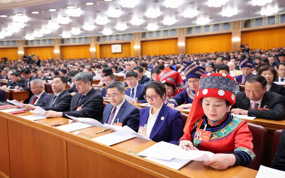 3月8日，十四屆全國人大二次會議在北京人民大會堂舉行第二次全體會議。這是代表們在認真聽會。新華社記者 劉衛兵 攝