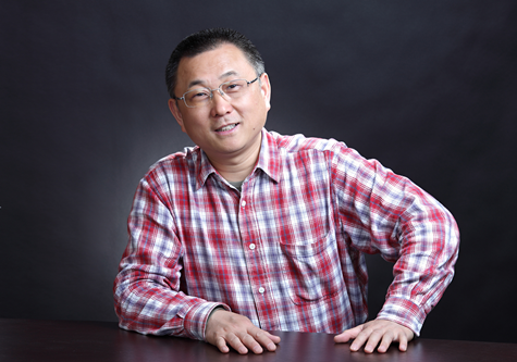 劉醒龍，生于古城黃州，現(xiàn)任中國(guó)作家協(xié)會(huì)小說(shuō)委員會(huì)副主任、湖北省文學(xué)藝術(shù)界聯(lián)合會(huì)名譽(yù)主席。作品獲茅盾文學(xué)獎(jiǎng)、魯迅文學(xué)獎(jiǎng)、老舍散文獎(jiǎng)、豐子愷散文獎(jiǎng)，由其作品改編的電影獲中國(guó)電影金雞獎(jiǎng)、大眾電影百花獎(jiǎng)和中國(guó)電影華表獎(jiǎng)等。主要作品有中篇小說(shuō)《鳳凰琴》《分享艱難》《挑擔(dān)茶葉上北京》、長(zhǎng)篇小說(shuō)《圣天門口》《天行者》《蟠虺》、長(zhǎng)篇散文《一滴水有多深》等。多部作品被譯成英語(yǔ)、法語(yǔ)、韓語(yǔ)、日語(yǔ)、越南語(yǔ)、印地語(yǔ)、阿拉伯語(yǔ)、波蘭語(yǔ)等語(yǔ)種出版。