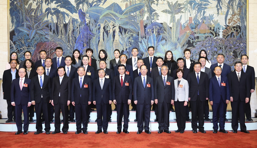 3月10日上午，中共中央政治局常委、全國政協主席王滬寧在北京人民大會堂看望參加全國政協十四屆二次會議宣傳報道的新聞工作者代表，代表全國政協向大家表示誠摯慰問和衷心感謝。新華社記者 黃敬文 攝