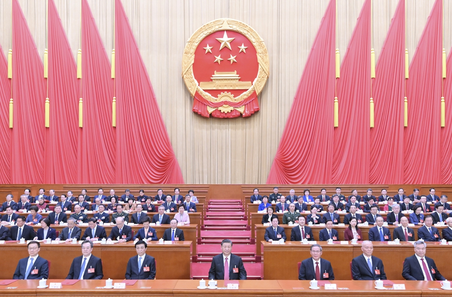 3月11日，第十四屆全國人民代表大會第二次會議在北京人民大會堂閉幕。黨和國家領(lǐng)導人習近平、李強、王滬寧、蔡奇、丁薛祥、李希、韓正等在主席臺就座。新華社記者 謝環(huán)馳 攝