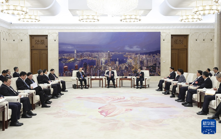 3月11日下午，中共中央政治局常委、全國(guó)人大常委會(huì)委員長(zhǎng)趙樂際在北京人民大會(huì)堂看望參加十四屆全國(guó)人大二次會(huì)議新聞報(bào)道的中央主要新聞單位負(fù)責(zé)同志和新聞工作者，代表大會(huì)主席團(tuán)和全國(guó)人大常委會(huì)，向參加大會(huì)新聞報(bào)道的全體新聞工作者表示問候和感謝。新華社記者 姚大偉 攝