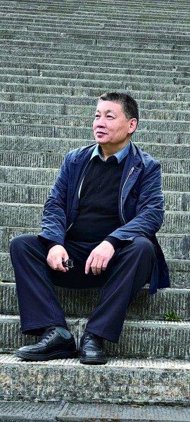 關仁山，唐山豐南人，中國作家協會主席團委員，河北省作家協會主席，中國作家書畫院副院長。上世紀80年代開始文學創作并發表作品，著有長篇小說《白洋淀上》《日頭》《麥河》《唐山大地震》《天高地厚》《金谷銀山》等，中短篇小說《大雪無鄉》《紅旱船》《九月還鄉》，長篇紀實文學《感天動地》《太行沃土》等，出版十卷本《關仁山文集》，達千余萬字。  作品曾獲第五屆魯迅文學獎，獲中宣部第十一屆全國“五個一工程”獎，第十四屆中國圖書獎，第九屆莊重文文學獎，及香港《亞洲周刊》華人小說比賽冠軍等。長篇小說《麥河》入選2010年中國小說學會年度排行榜，《日頭》入選中國小說學會2014年度小說排行榜。部分作品被譯成英、法、韓、日等文字，多部作品分別被改編拍攝成《天高地厚》《御姐歸來》等電視劇和話劇、舞臺劇上映。