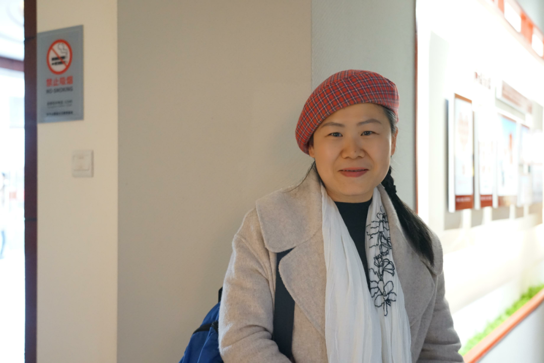作者簡(jiǎn)介：  郭海燕，生于湖北浠水縣。國家二級(jí)作家，中國作協(xié)會(huì)員，湖北省作協(xié)全委會(huì)委員，武漢作協(xié)簽約作家。曾獲評(píng)2020年度武漢文藝“突出人才”稱號(hào)；入選湖北省文聯(lián)中青年優(yōu)秀文藝人才庫、省宣傳文化人才培養(yǎng)工程“七個(gè)一百”項(xiàng)目（文學(xué)類）。小說先后榮獲湖北省第九屆“屈原文藝獎(jiǎng)”優(yōu)秀作品獎(jiǎng)，湖北省第五屆、六屆楚天文藝獎(jiǎng)文學(xué)一等獎(jiǎng)等。出版小說集《理想國》《單雙》《掌心里的風(fēng)》，紀(jì)實(shí)作品集《此情可待——我的非虛構(gòu)現(xiàn)場(chǎng)》。發(fā)表長篇非虛構(gòu)《粹紅——陳毅粟裕鐵血詩情錄》（第一部）。現(xiàn)供職《芳草》雜志社。