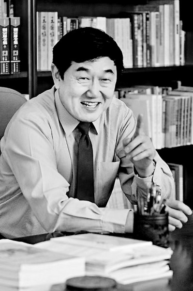 陳洪 南開大學講席教授,國家級教學名師,南開大學原常務副校長;任《文學遺產》《天津社會科學》等學術期刊編委,《文學與文化》主編,曾獲國家級教學成果一等獎;研究領域涉及中華傳統文化、中國古典文學、中國文學批評史、中國古代小說理論、明清小說、文學與宗教等諸多方面,著有《結緣:文學與宗教》《中國小說理論史》《金圣嘆傳》《六大名著導讀》《漫說水滸》等。