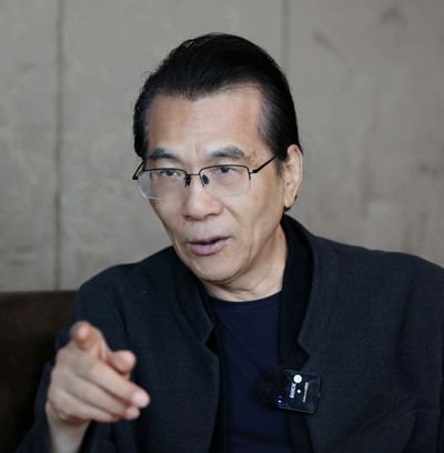 何建明，中國(guó)作家協(xié)會(huì)第七、八、九屆駐會(huì)副主席。現(xiàn)為中國(guó)作家協(xié)會(huì)報(bào)告文學(xué)委員會(huì)主任，中央社會(huì)主義學(xué)院教授、上海大學(xué)中國(guó)創(chuàng)意寫作研究院院長(zhǎng)。三次獲得魯迅文學(xué)獎(jiǎng)，六次獲得中宣部“五個(gè)一工程”獎(jiǎng)，多次獲得全國(guó)優(yōu)秀報(bào)告文學(xué)獎(jiǎng)、徐遲報(bào)告文學(xué)獎(jiǎng)、“中國(guó)好書”等獎(jiǎng)項(xiàng)，首位獲得俄羅斯國(guó)家圖書獎(jiǎng)的中國(guó)作家。